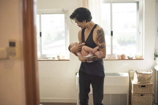 Hombre sosteniendo bebé recién nacido — Foto de Stock