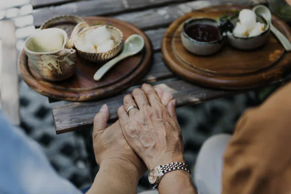 Paar hält Händchen — Stockfoto