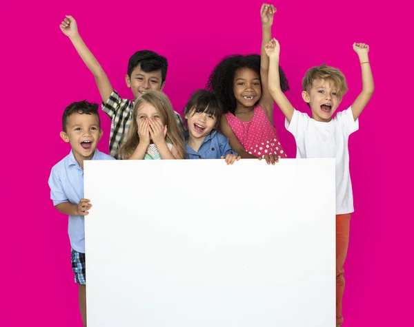 Niños Mostrando Copyspace Board —  Fotos de Stock
