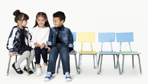 Okul sandalye üzerinde oturan çocukları — Stok fotoğraf