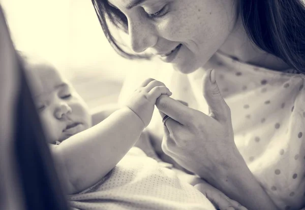 아기를 돌보는 어머니 — 스톡 사진