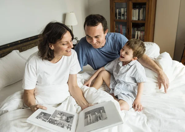 Hijo con los padres en el dormitorio — Foto de Stock