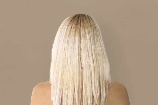 Blonde vrouw met lang haar — Stockfoto