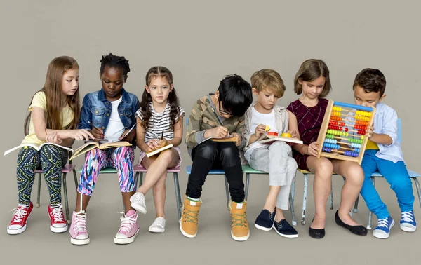 Niños estudiando y haciendo tareas domésticas —  Fotos de Stock