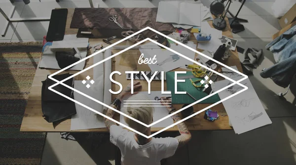Diseñador de moda en mesa de trabajo — Foto de Stock