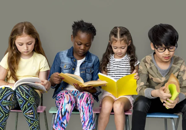 Crianças leitura de livros — Fotografia de Stock