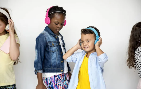 Kinder hören Musik — Stockfoto