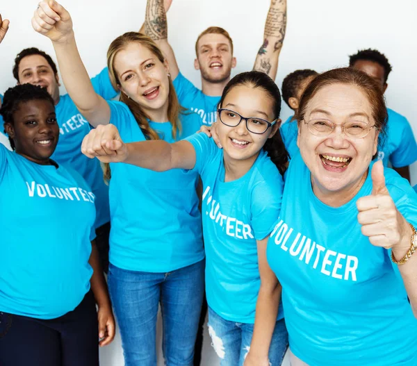 Voluntarios con manos levantadas — Foto de Stock