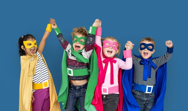 Niños con disfraces de super heroe — Foto de Stock