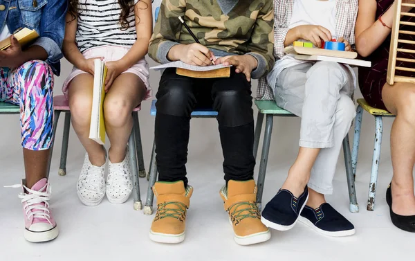 Kinder sitzen auf Stühlen — Stockfoto