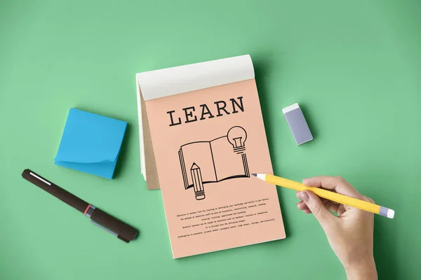 Mujer escribiendo en cuaderno — Foto de Stock