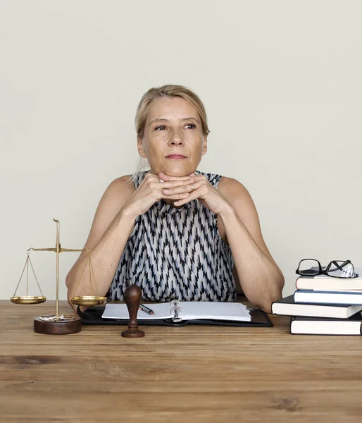 Середнього віку жінка-адвокат працює — стокове фото