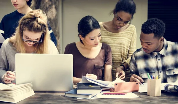 Estudantes multiétnicos e educação — Fotografia de Stock