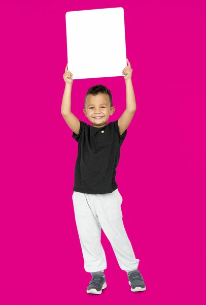 Niño sosteniendo tablero en blanco —  Fotos de Stock