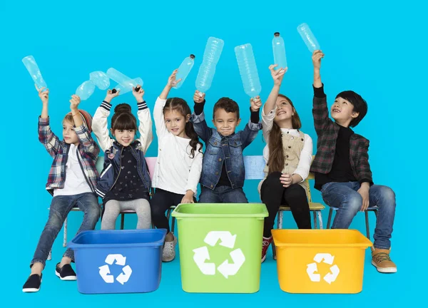 Rozkošné děti držící plastové lahve — Stock fotografie