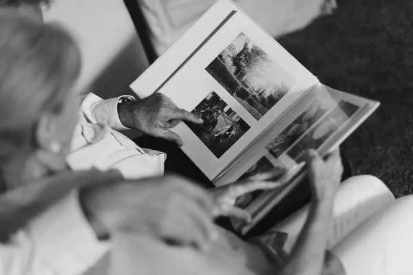 Seniorenpaar schaut sich Fotoalbum an — Stockfoto