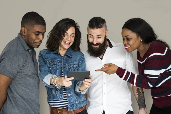 Amigos usando dispositivo de tecnología — Foto de Stock