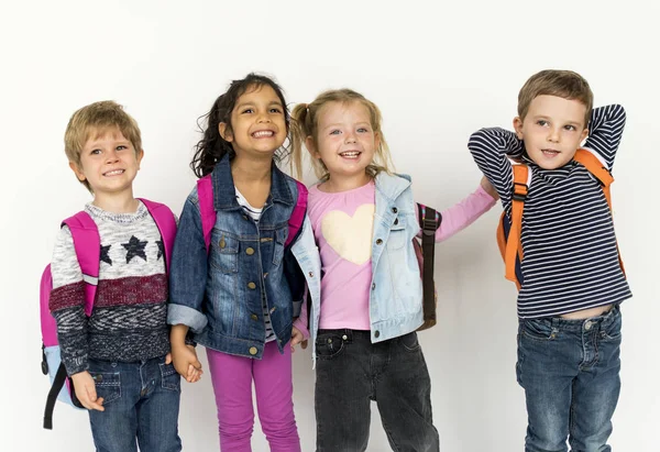 Bambini della scuola con zaini — Foto Stock