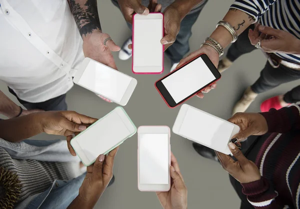 Gruppe von Menschen, die Mobiltelefone nutzen — Stockfoto