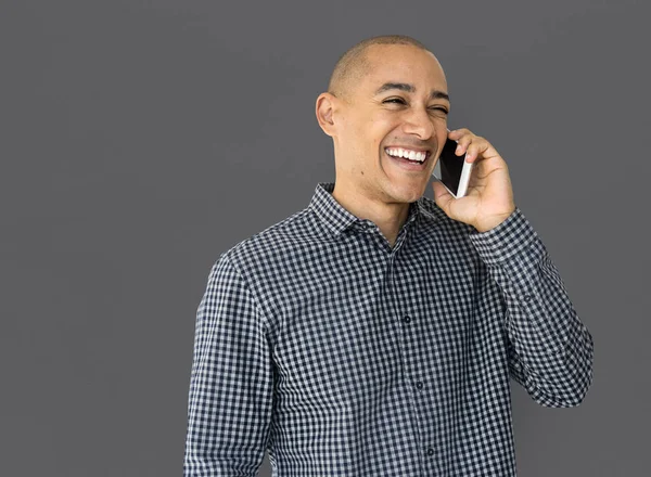 Sorrindo homem falando no celular — Fotografia de Stock