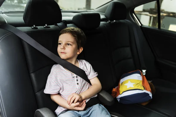 Menino no carro usando cinto de segurança — Fotografia de Stock