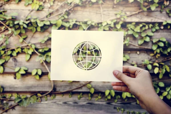 Hand Halten Globus Papierschnitzerei Mit Holzhintergrund Original Fotoset — Stockfoto