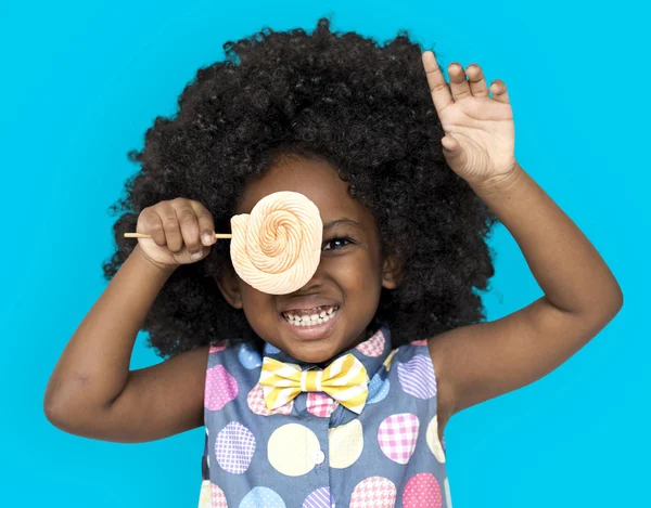 Афроамериканська дівчина їсть льодяник — стокове фото