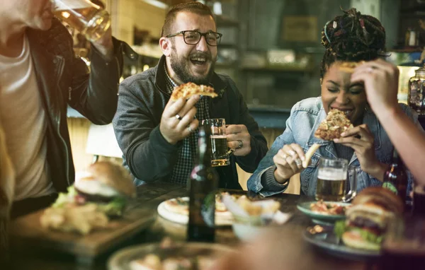 Az emberek ünnepelni fél az élelmiszer — Stock Fotó