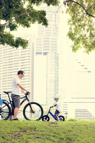 가족 공원에서 자전거 — 스톡 사진