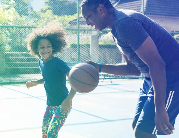 Padre jugando baloncesto con hija — Foto de Stock