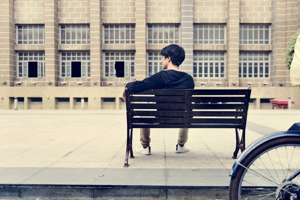 Asiatico uomo seduta su panchina — Foto Stock