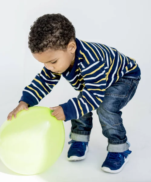 Menino brincando com balão — Fotografia de Stock