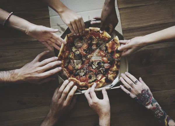 Pessoas mãos agarrando Pizza — Fotografia de Stock