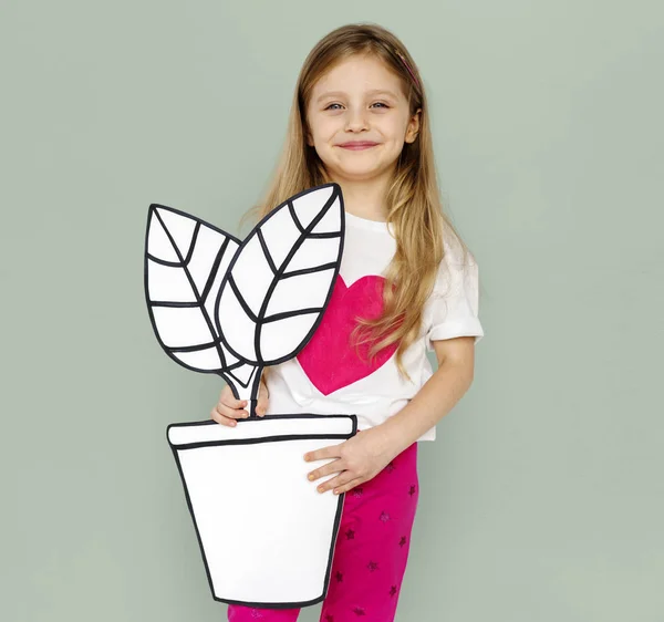 Chica sosteniendo planta de papelería — Foto de Stock