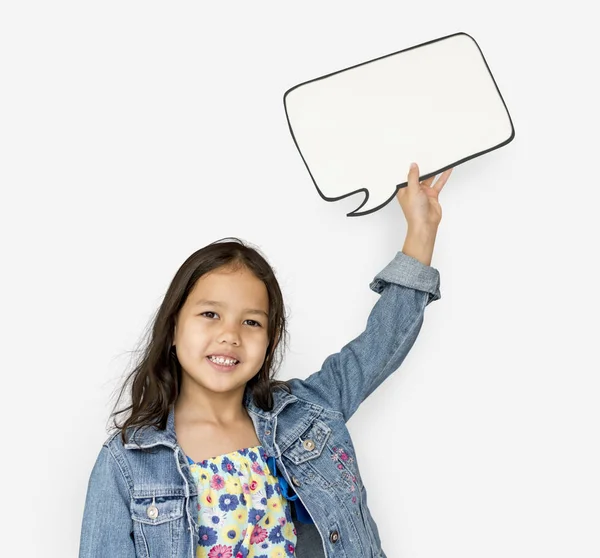 Pequeña niña sosteniendo caja de chat — Foto de Stock