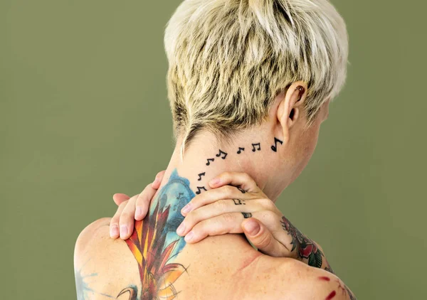 Tatuado loira mulher — Fotografia de Stock
