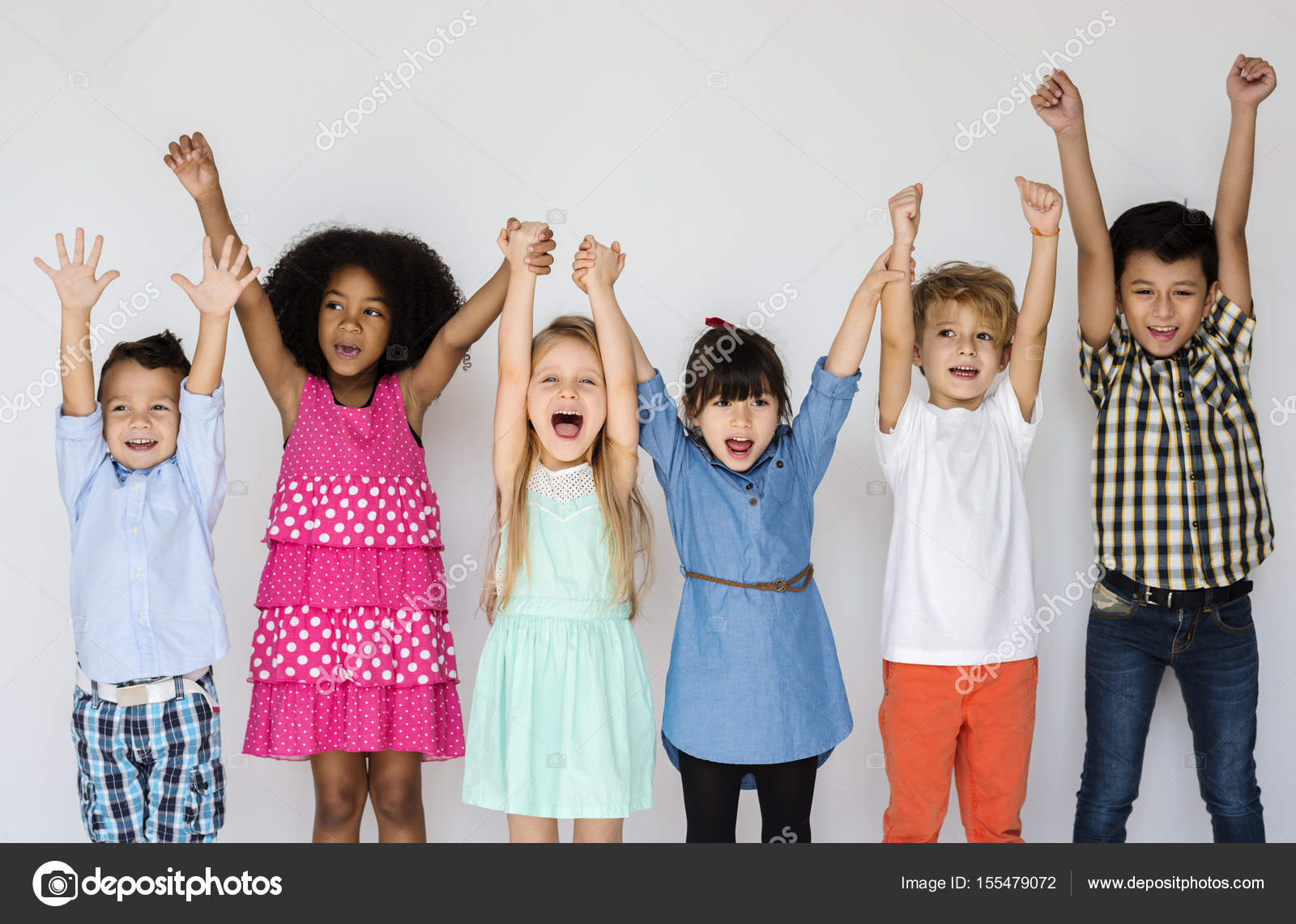 Счастливая многодетная семья. Счастливый ребенок. Группа детей разного возраста. Дети в прыжке. Дети разного роста.