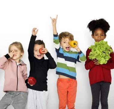 sebze tutan çocuklar