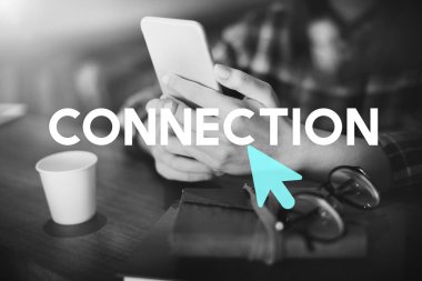 oturma ve smartphone kullanarak kadın 