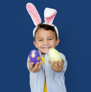 Paskalya yumurtaları ile boy gülümseyerek