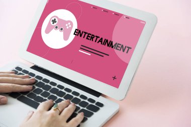 Eller dizüstü bilgisayarda çalışıyor