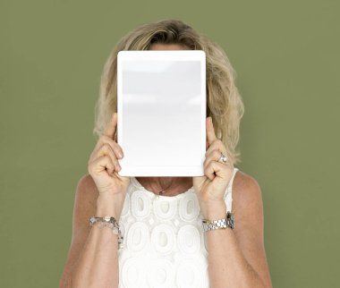 Dijital tablet tutan kadın 