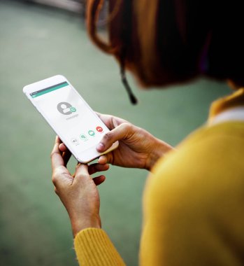 Akıllı telefon kullanan kadın