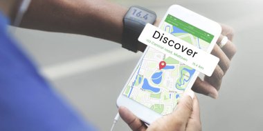 akıllı telefon kullanan sportif adam 