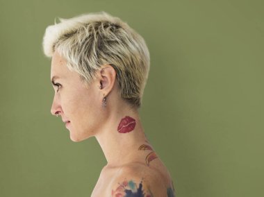 çıplak göğüslü sarışın kadın