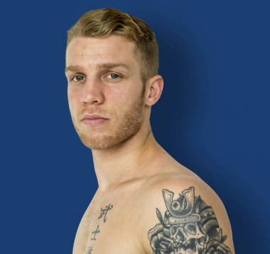 Gömleksiz dövmeli adam