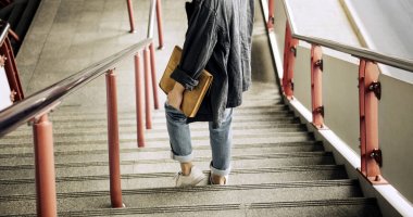 merdivenlerden aşağı yürüyen adam