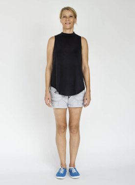 Olgun kadın düz duran 