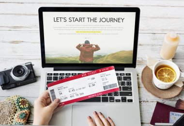 uçak bileti tutan kadın