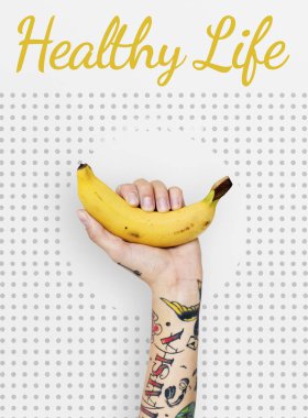 Dövmeli kişi holding muz.